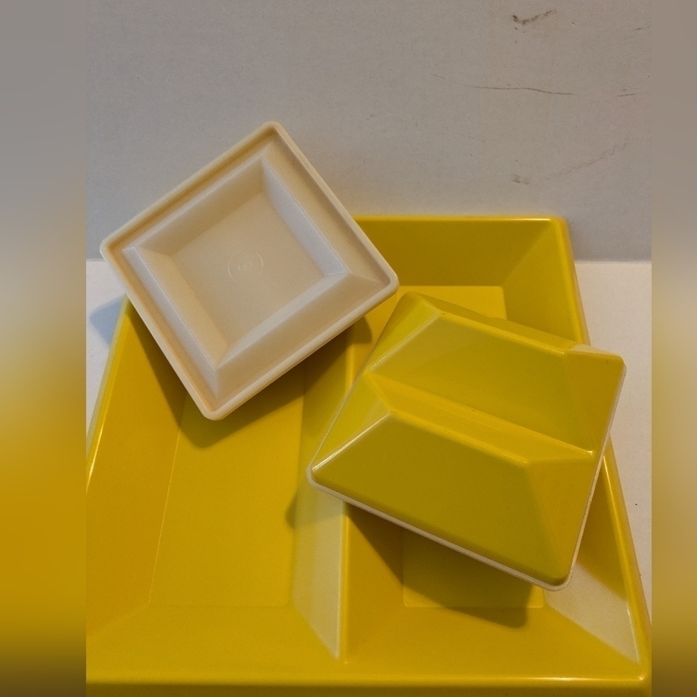 TUPPERWARE 5 Piece Get Togethers Buffet Set Serving Tray. Yellow - Picture 2 of 4